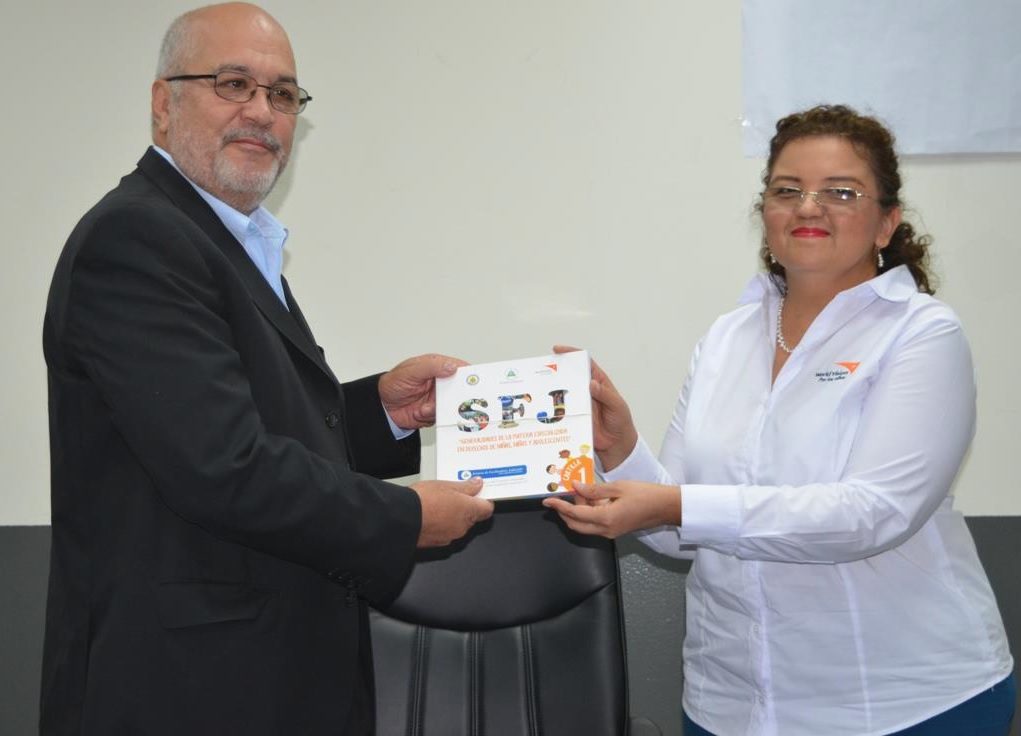 La directora nacional de World Vision, María Haydeé Pereira, hizo entrega de las cartillas al magistrado Marvin Aguilar.